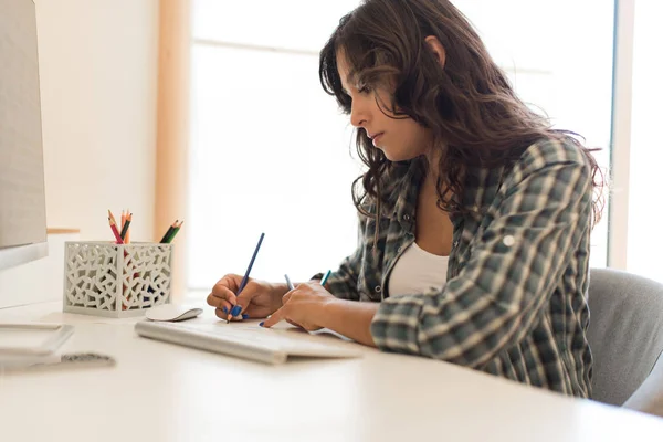 Mujer recogiendo colores para el diseño — Foto de Stock