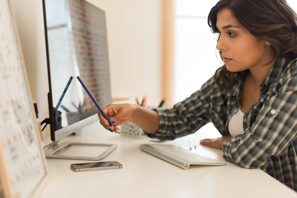 Woman picking colors for design — Stock Photo, Image