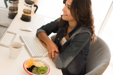 Kahvaltı yapıyor kadın