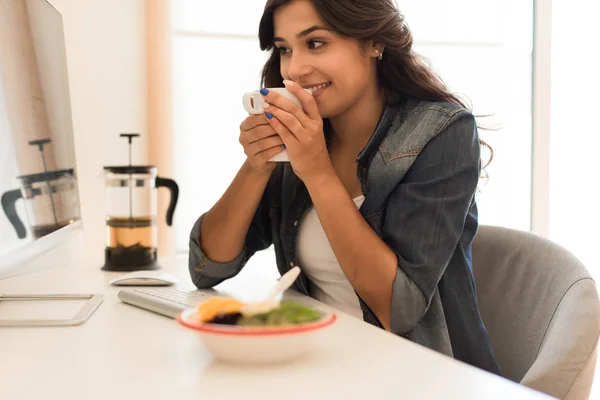 Mulher tomando café da manhã — Fotografia de Stock