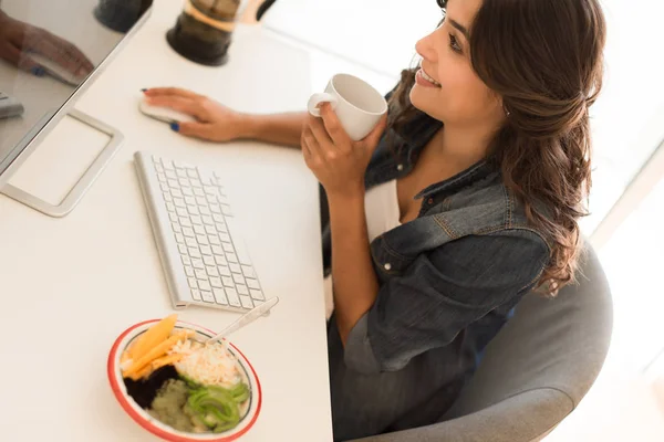 Mulher tomando café da manhã — Fotografia de Stock