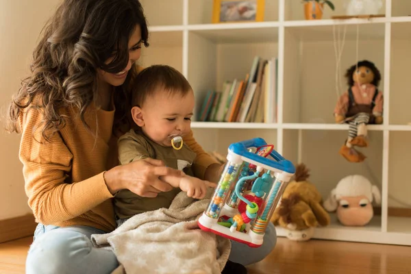 Evde yürümeye başlayan çocuk ile oynarken annesi 