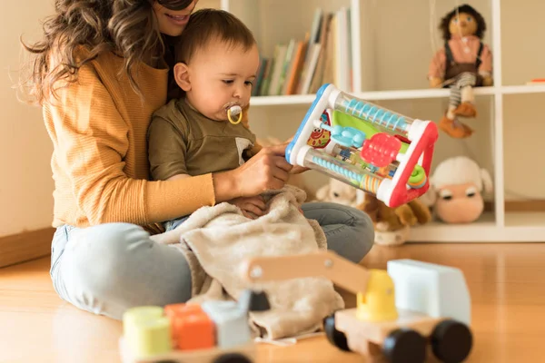 Madre jugando con un niño pequeño en casa — Foto de Stock