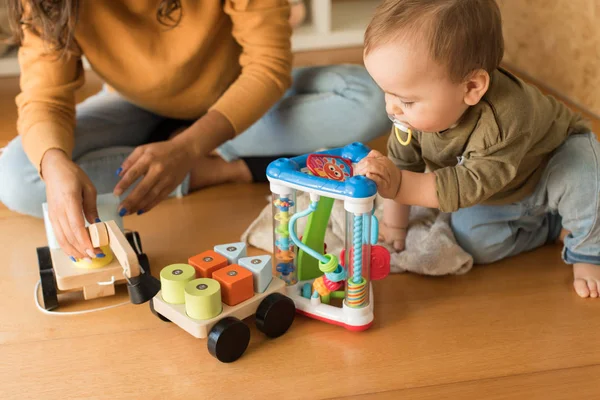 Mutter spielt mit Kleinkind zu Hause — Stockfoto