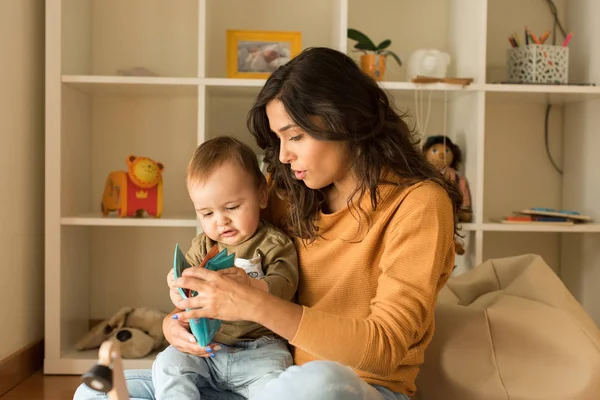 Mère jouant avec tout-petit à la maison — Photo