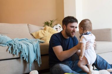 bebekle oynarken babası