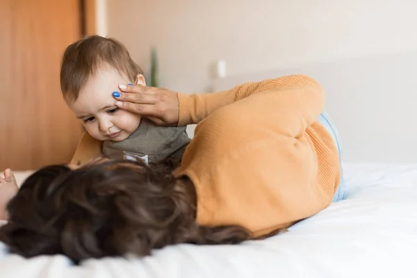 Madre che gioca con il bambino a casa — Foto Stock