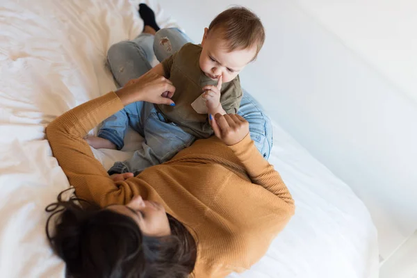 Mère jouant avec tout-petit à la maison — Photo