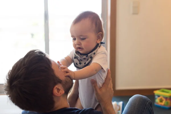 Père jouant avec bébé — Photo