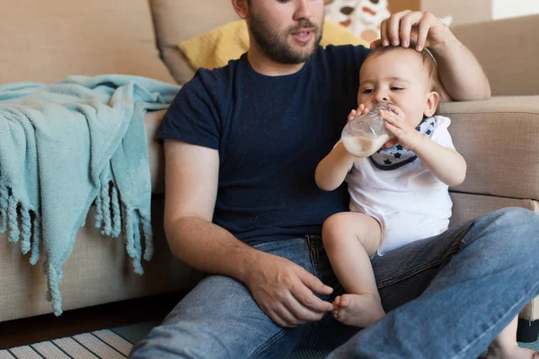 Padre jugando con el bebé — Foto de Stock