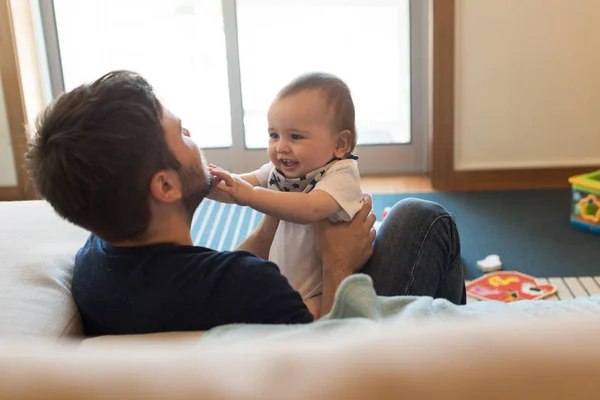 Vader spelen met baby — Stockfoto