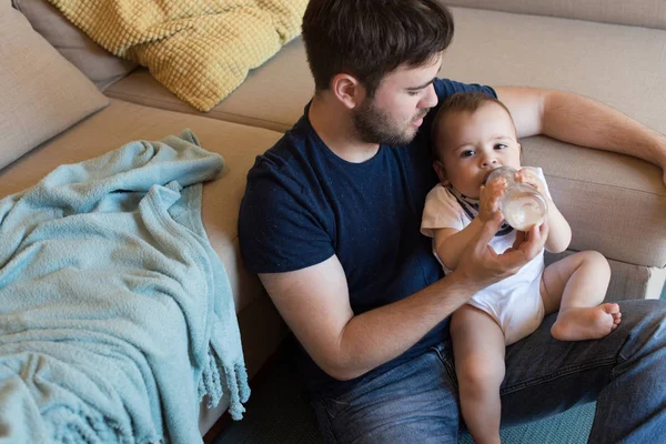 Père jouant avec bébé — Photo