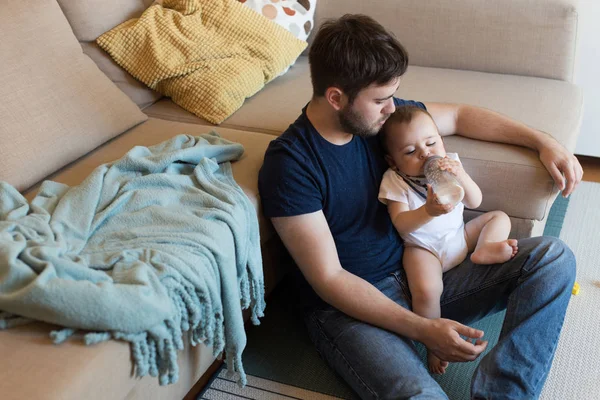 Padre jugando con el bebé — Foto de Stock