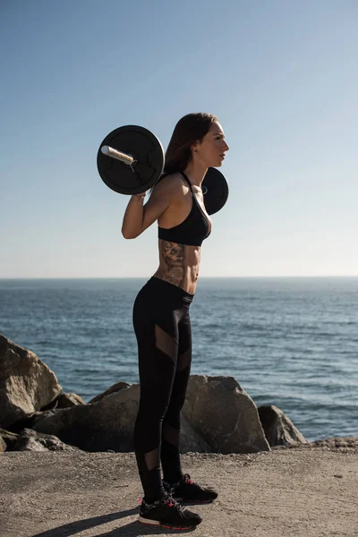 Fit woman lifting weights - Outdoor — Stock Photo, Image
