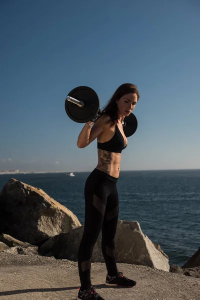 Passar Kvinna lyfta vikter - utomhus — Stockfoto