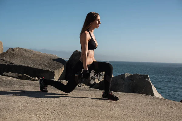 Fit woman lifting weights - Outdoor — Stock Photo, Image