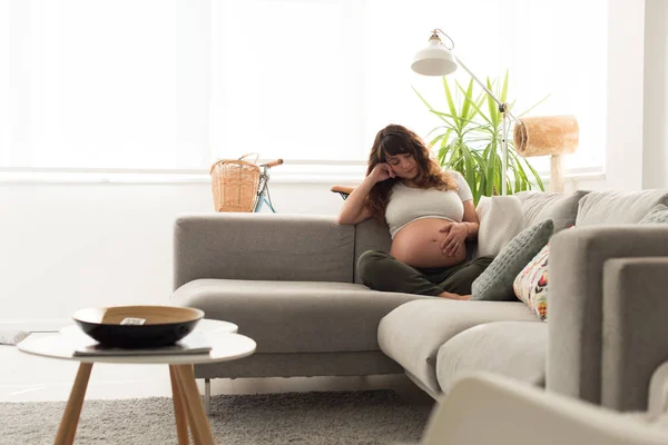 Mujer embarazada tocando su vientre — Foto de Stock