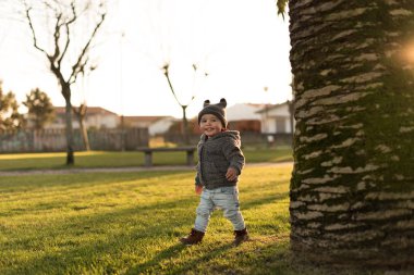 Doğa keşfetmek yürümeye başlayan çocuk