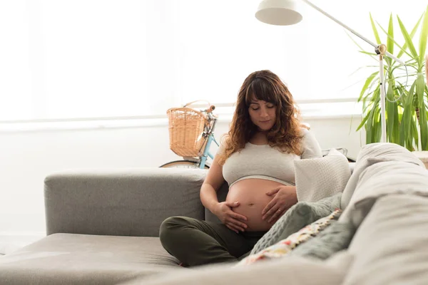 Zwangere vrouw raakt haar buik aan — Stockfoto