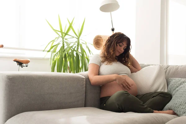 Femme enceinte touchant son ventre — Photo