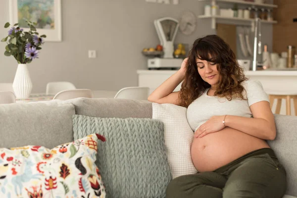 Mulher grávida tocando sua barriga — Fotografia de Stock