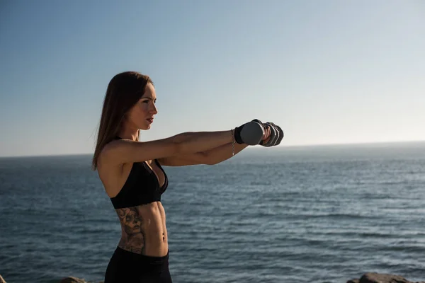 Fit woman lifting weights - Outdoor — Stock Photo, Image