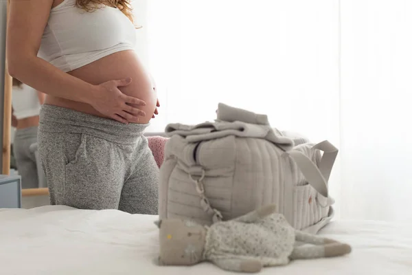 Mulher grávida tocando sua barriga — Fotografia de Stock
