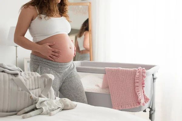 Zwangere vrouw raakt haar buik aan — Stockfoto