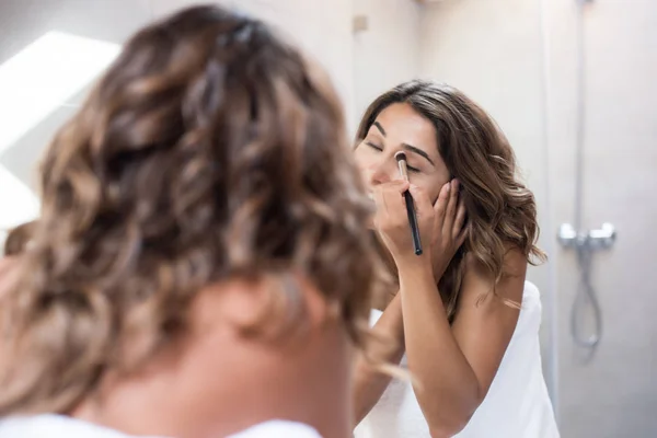 Femme appliquant maquillage — Photo