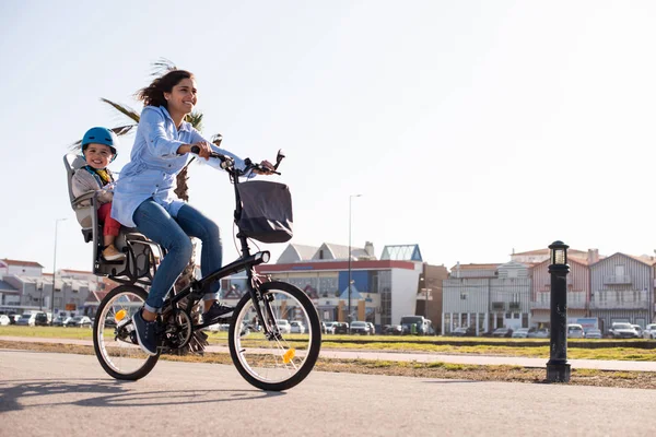 Mãe andando de bicicleta com criança — Fotografia de Stock