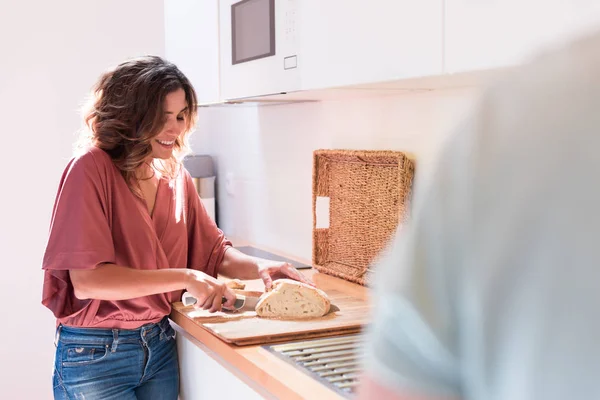 Paar kocht gemeinsam zu Hause — Stockfoto