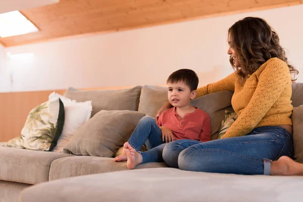 Mãe e filho relaxando na sala de estar — Fotografia de Stock