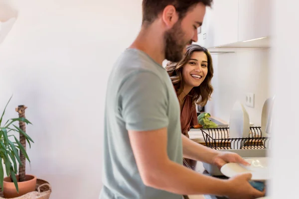 Paar Teilt Sich Hausarbeit Glückliche Frau Beobachtet Mann Beim Geschirrspülen — Stockfoto