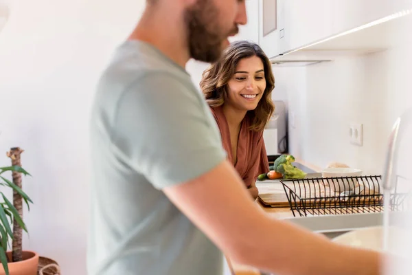 Paar Teilt Sich Hausarbeit Glückliche Frau Beobachtet Mann Beim Geschirrspülen — Stockfoto