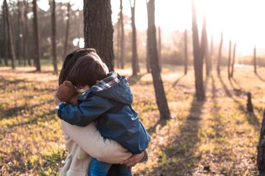 Anne ve küçük çocuk hava koruma maskesi kullanıyor.