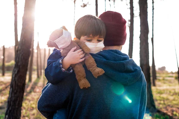 염려하는 아버지와아 마스크를 사용하는 — 스톡 사진