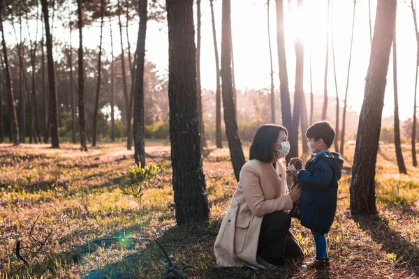 Anne Küçük Çocuk Hava Koruma Maskesi Kullanıyor — Stok fotoğraf