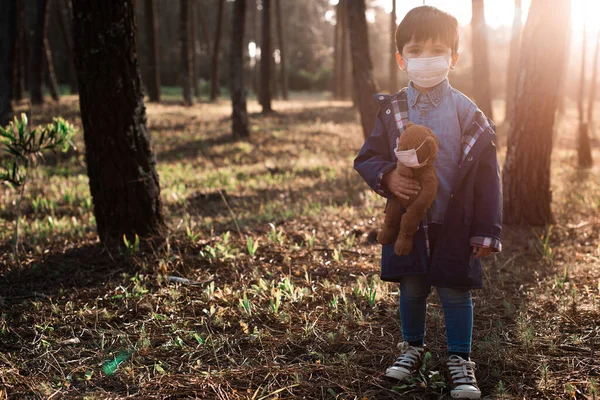 Portret Van Een Klein Kind Teddybeer Met Luchtmaskers — Stockfoto