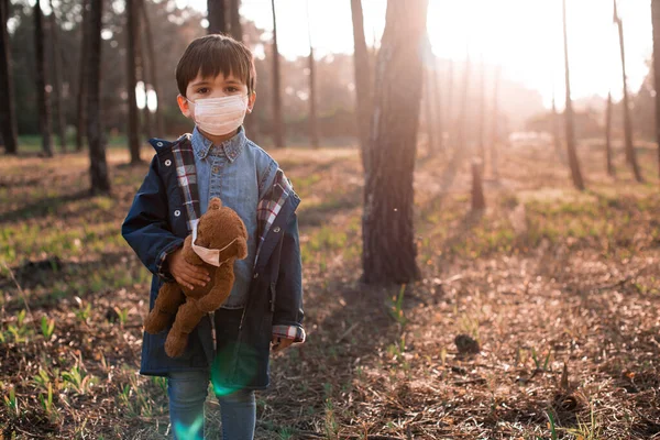 Portret Van Een Klein Kind Teddybeer Met Luchtmaskers — Stockfoto