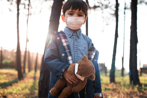 Portret Van Een Klein Kind Teddybeer Met Luchtmaskers — Stockfoto