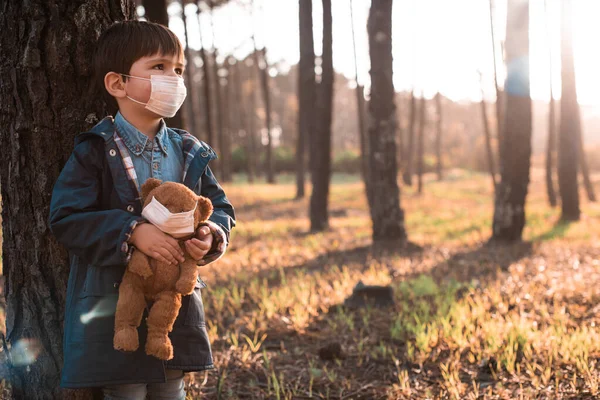 Portret Van Een Klein Kind Teddybeer Met Luchtmaskers — Stockfoto