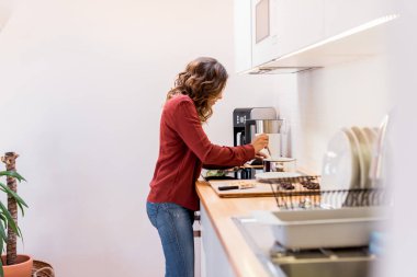 Genç bir kadın çikolatalı fıstık kurabiyesi yapıyor.