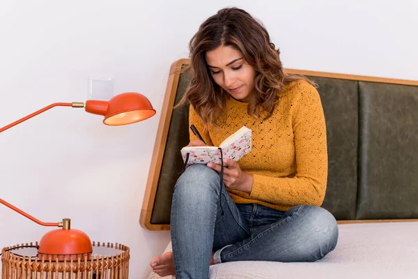 Jonge Vrouw Schrijft Notities Haar Dagboek — Stockfoto