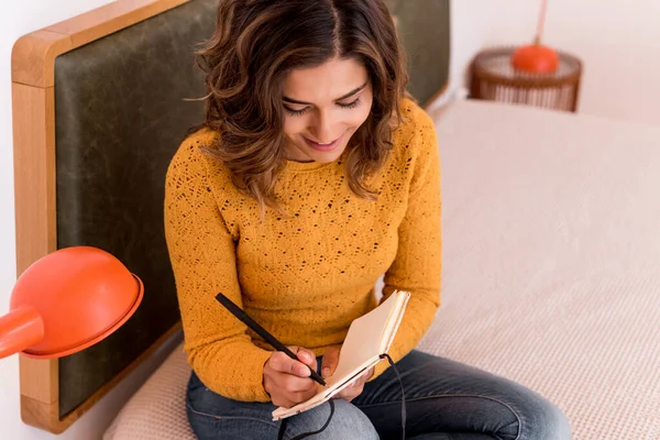 Junge Frau Schreibt Notizen Ihr Tagebuch — Stockfoto