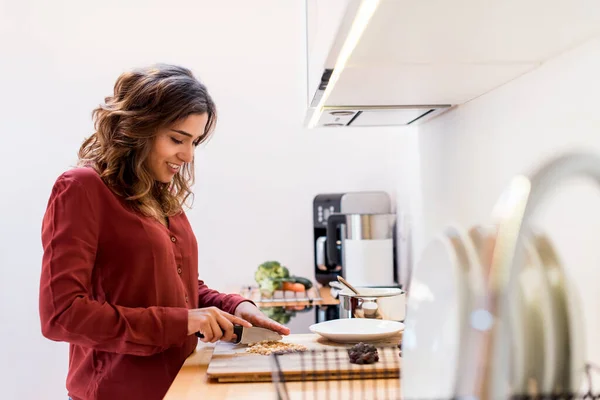 Jonge Vrouw Het Maken Van Chocolade Pinda Koekjes — Stockfoto