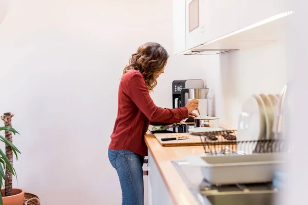 Jonge Vrouw Het Maken Van Chocolade Pinda Koekjes — Stockfoto