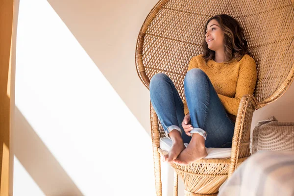 Femme Optimiste Assise Dans Une Chaise Confortable Rotin Maison — Photo