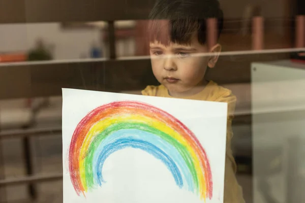 Niño Inspirador Sosteniendo Dibujo Arco Iris Través Ventana —  Fotos de Stock