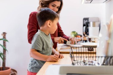 Anne ve çocuk karantina için çikolatalı fıstık kurabiyesi yapıyorlar.