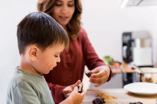 Madre Hijo Haciendo Galletas Cacahuete Chocolate Para Cuarentena Quédense Casa — Foto de Stock